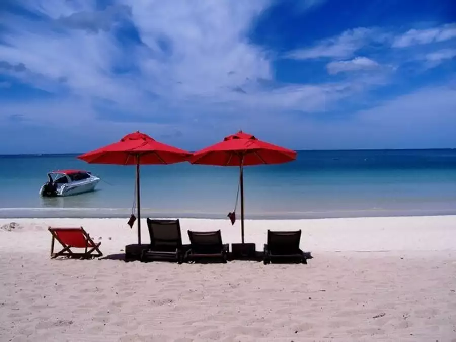 L'ombrellone lasciato in spiaggia può costare caro: si rischia