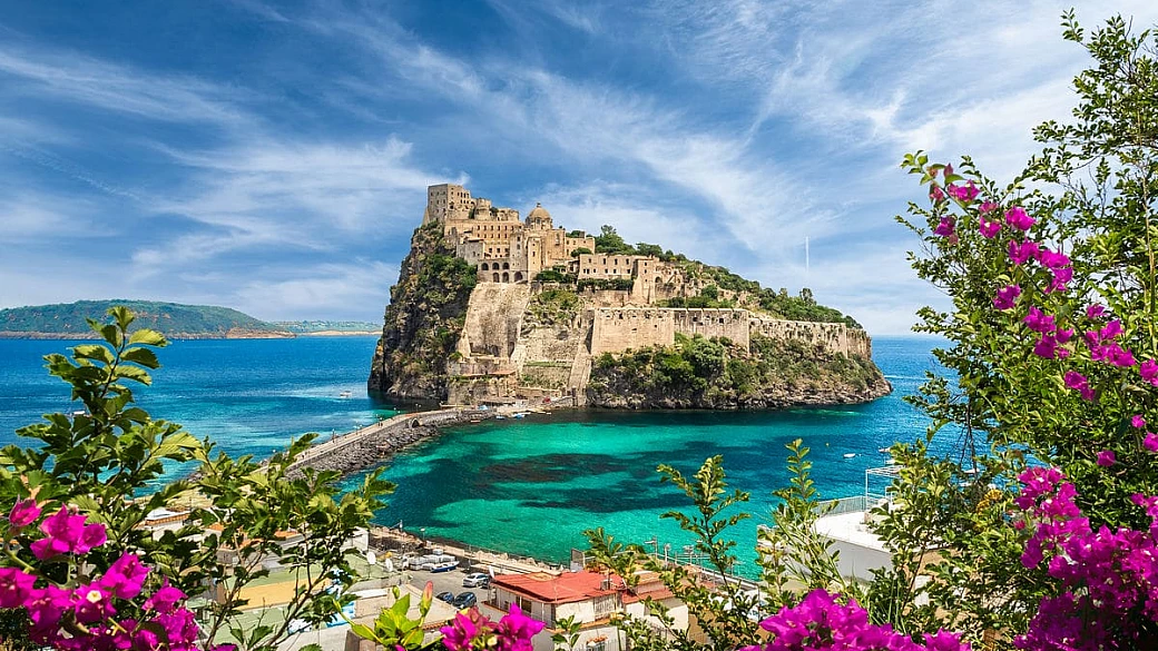25 aprile ad ischia: una breve vacanza nell'isola termale al largo di napoli