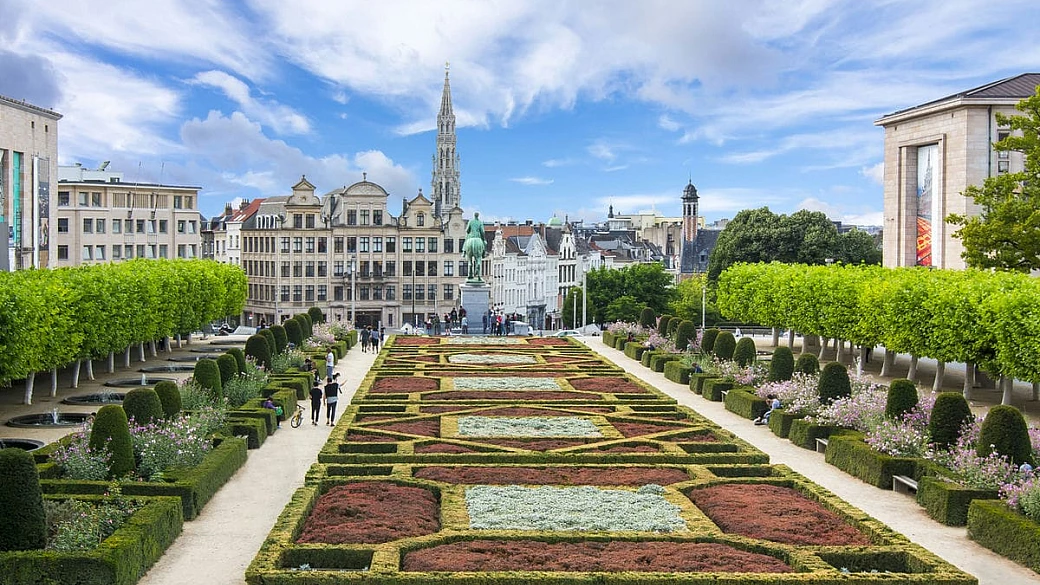 la capitale più elegante d'europa è il cuore pulsante di un paese diviso in due parti