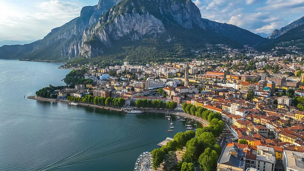 su quel ramo del lago di como c'è una città bellissima, dove immergersi in un'atmosfera di calma e relax