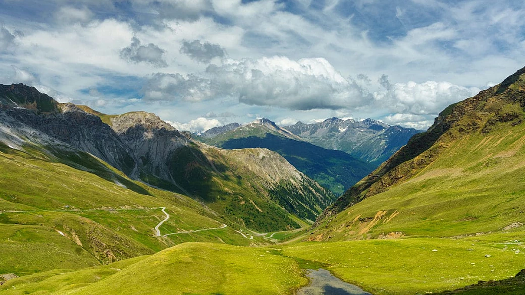 un viaggio tra arte rupestre, castelli, enogastronomia e natura nel cuore della valtellina