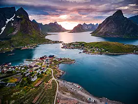 lofoten,islands,is,an,archipelago,in,the,county,of,nordland,