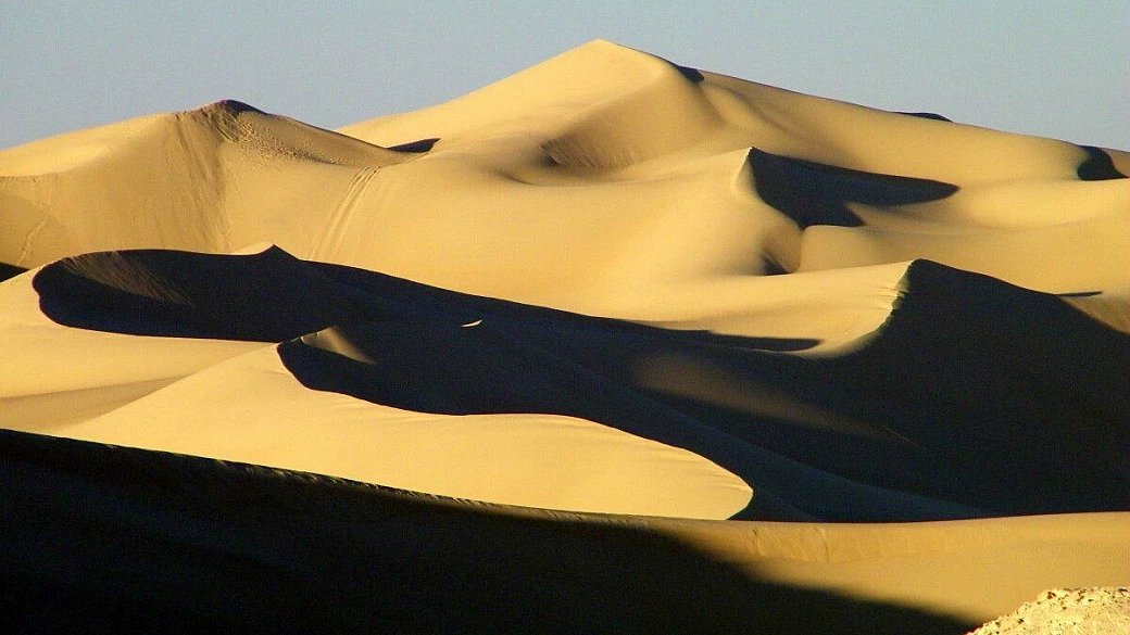 sole mare e piramidi