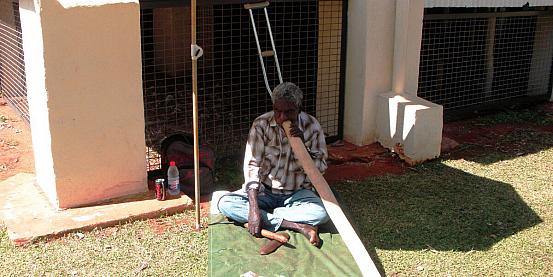 aborigeno con didgeridoo