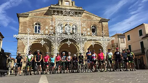 active abruzzo “culto”, il tour cicloturistico tra le meraviglie storico-paesaggistiche della regione
