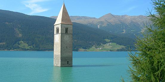 spunta il campanile dal lago