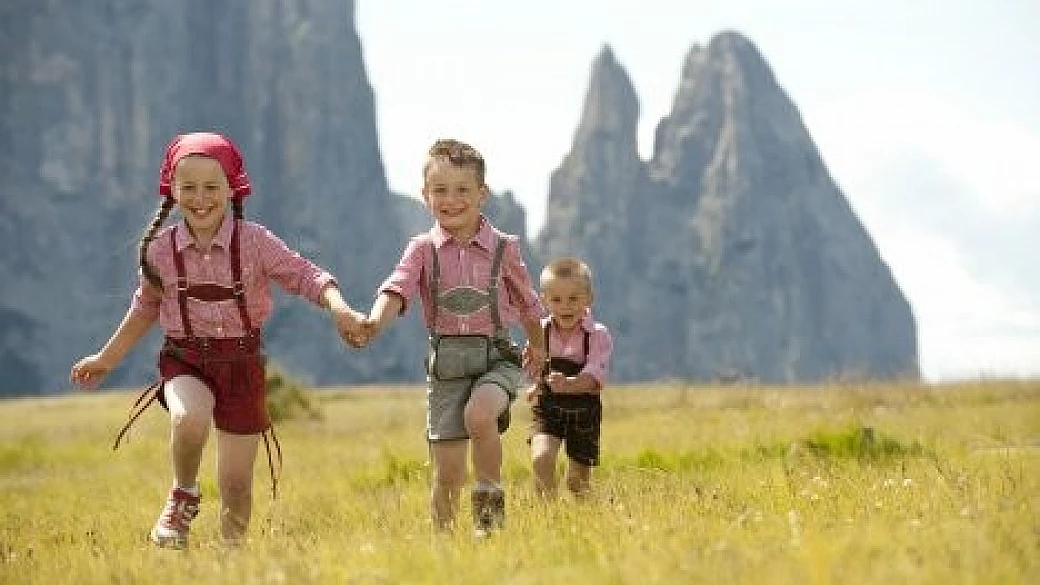 alpe di siusi, streghe e stregoni in miniatura