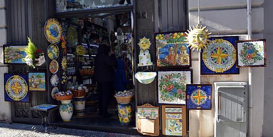 vietri sul mare: uno dei tanti negozi di ceramiche del borgo