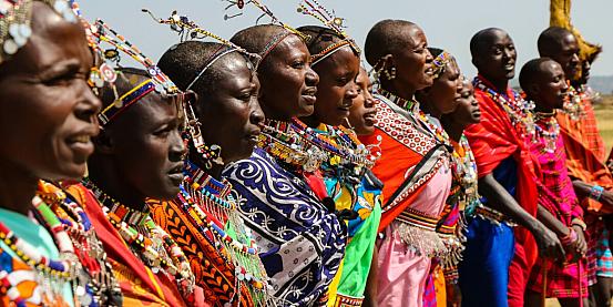Donne Masai in fila per una danza