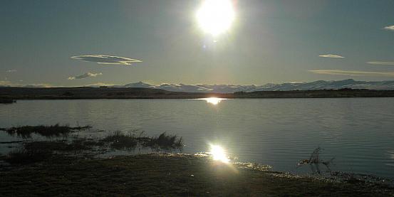 il sole si spegne nel lago argentino