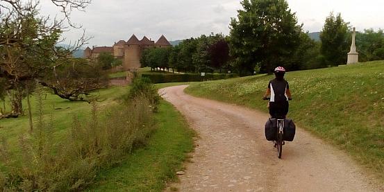 castello di berzé-le châtel di borgogna del sud in bicicletta