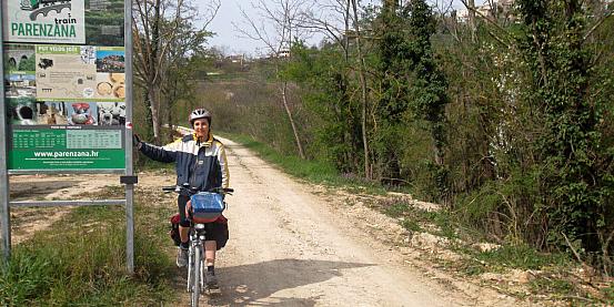 in bici lungo la parenzana nei pressi di montona in istria di pasqua a parenzo e dintorni in bicicletta