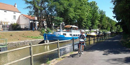 in bici lungo la ciclabile del canale del centro di borgogna del sud in bicicletta