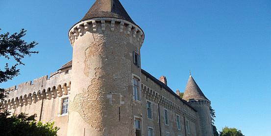 castello medievale di rully di borgogna del sud in bicicletta
