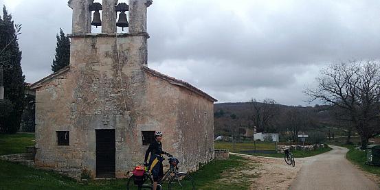 la chiesa di s. giacomo a bačva in istria di pasqua a parenzo e dintorni in bicicletta