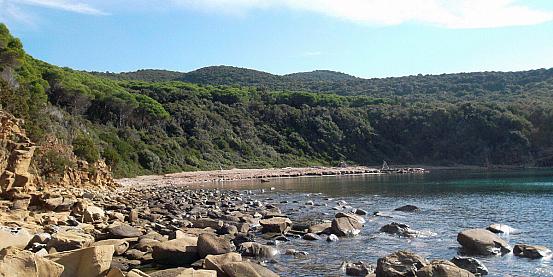 cala martina che si raggiunge dal sentiero n. 1 bandite di scarlino di autunno pedalando lungo la costa degli etruschi