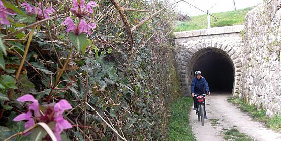 una delle gallerie della parenzana, ferrovia dismessa trasformata in pista ciclopedonale  di pasqua a parenzo e dintorni in bicicletta