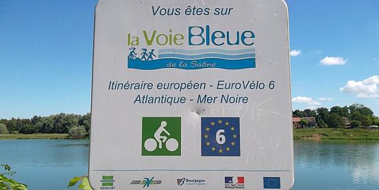 cartello indicatore della via blu, una ciclabile  lungo il fiume saône di borgogna del sud in bicicletta