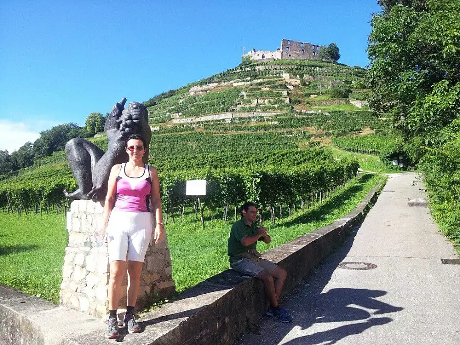 prima di salire alle rovine della fortezza di staufen, davanti alla statua di bacco nudo di kurt lehmann baden-wüttemberg di germania