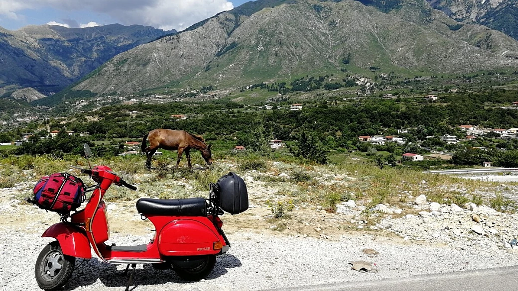 albania in vespa: in viaggio verso le meteore