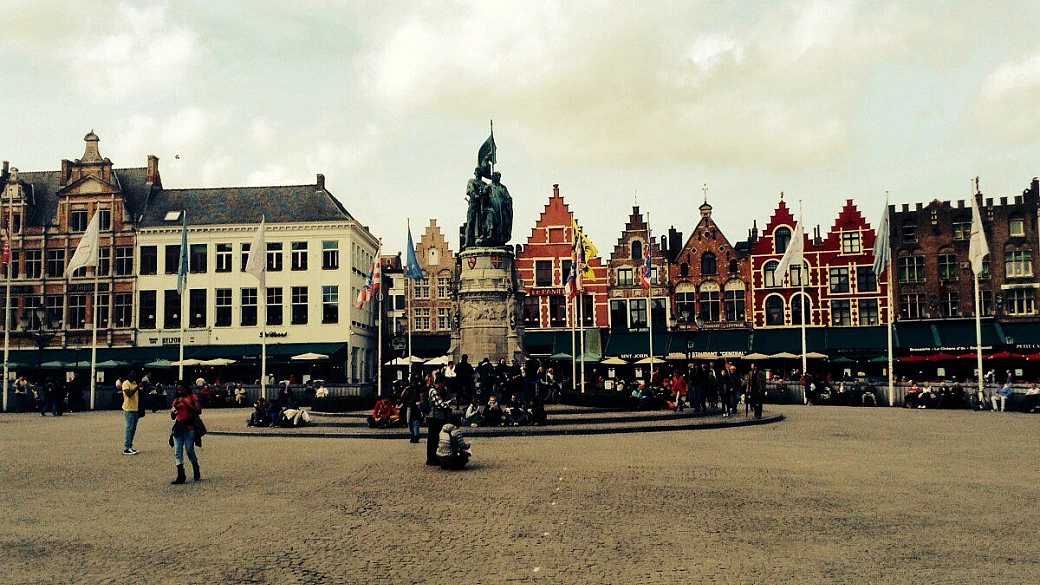 tre amici e una macchina per un viaggio on the road