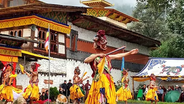 bhutan, un viaggio avventuroso ed emozionante tra monasteri, antiche tradizioni e l’incontro con la regina