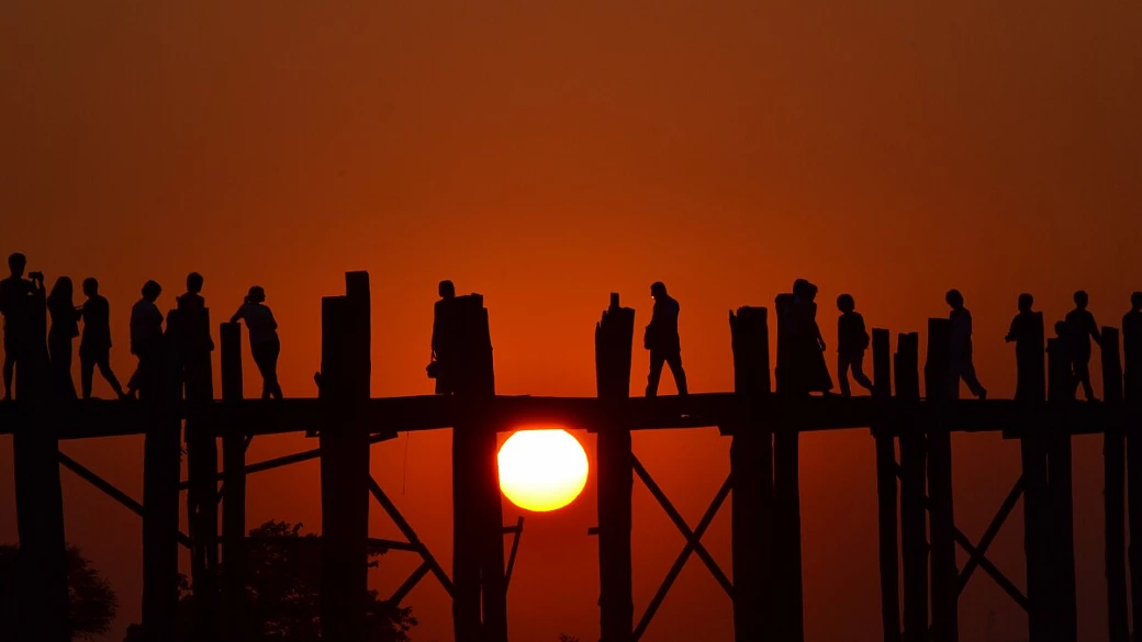 birmania e un gruppetto di buddha che si tirano la veste