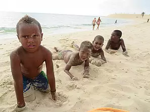 bambini in spiaggia les chaves boa vista