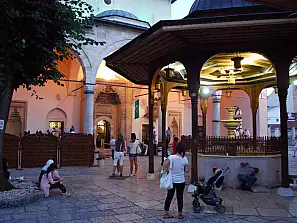 cortile della moschea di gazi-huzrevbeg, sarajevo