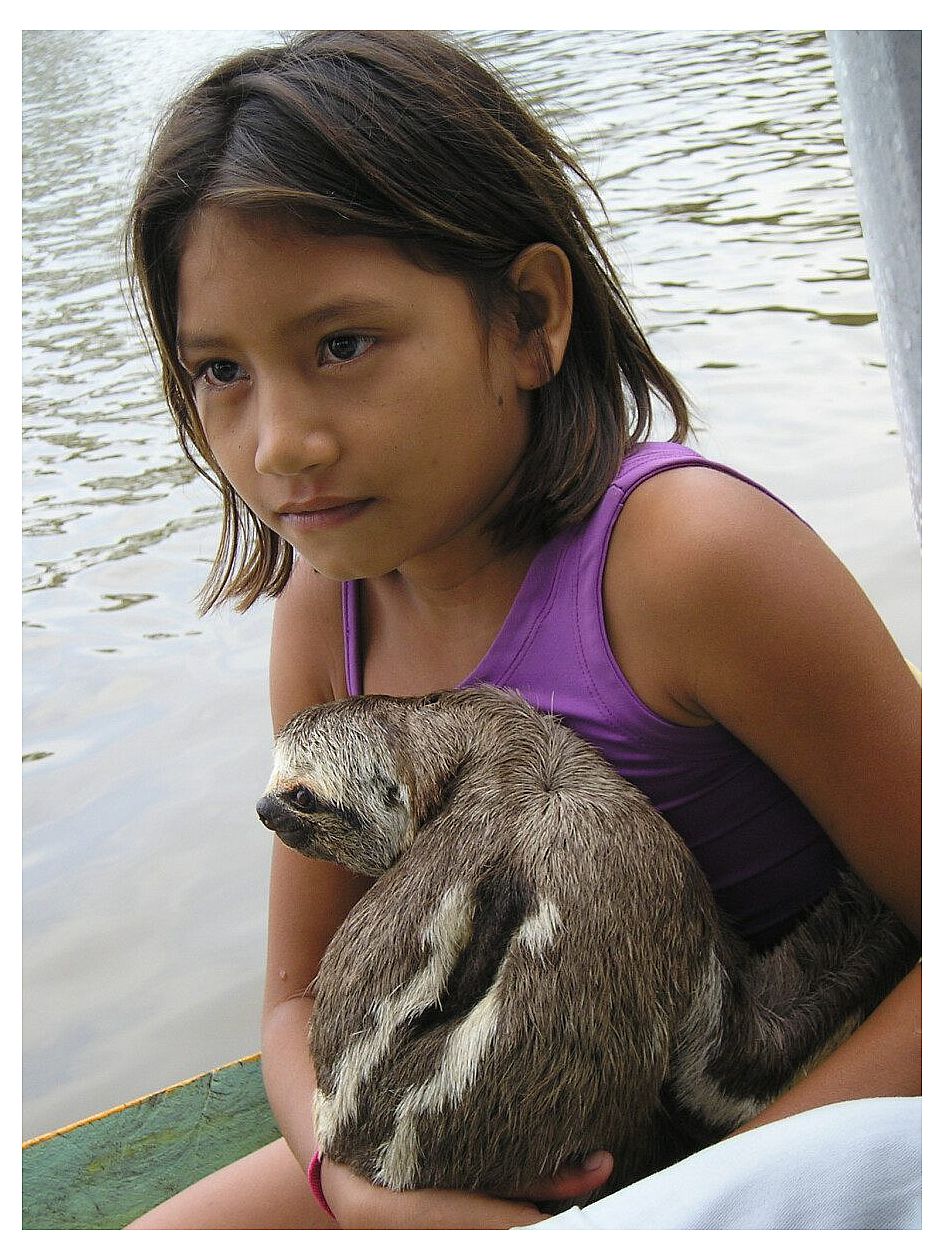 bambina indigena con bradipo