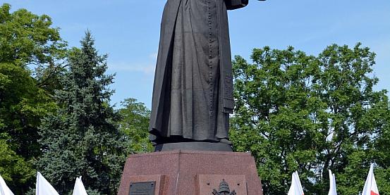 czestochowa: la statua di giovanni paolo ii nel parco all'esterno della basilica