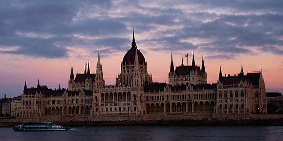 budapest - il parlamento al tramonto