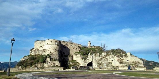 dal baglio, piazzale antistante il castello normanno, si ammirano i ruderi della fortezza di gerace, eretta in un luogo impervio. di costa calabra in bicicletta.