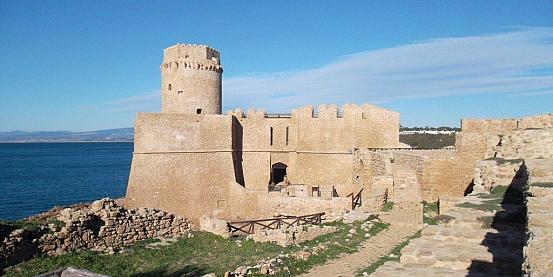 le castella: il torrione cilindrico del mastio domina il complesso fortificato. di costa calabra in bicicletta