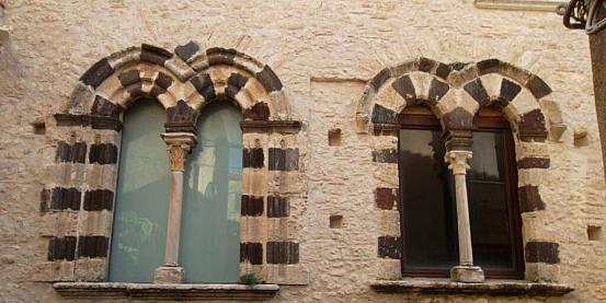 finestre bifore realizzate da maestranze catalane di palazzo delfino a gerace. di costa calabra in bicicletta.