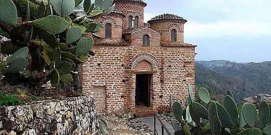 la cattolica, piccola chiesa bizantina di stilo di costa calabra in bicicletta.