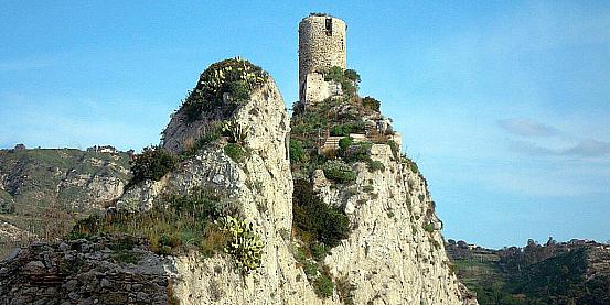 la torre di pizzofalcone a roccella ionica fu edificata con funzioni difensive nel medioevo e veglia dall’alto sull’abitato e sulla costa. di costa calabra in bicicletta