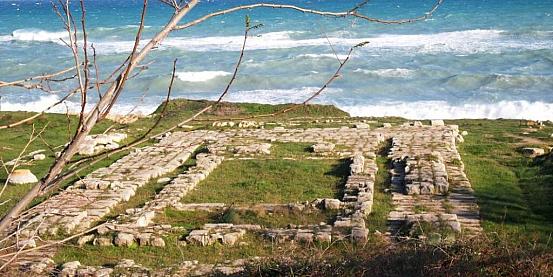 scavi archeologici di punta stilo a monasterace: tempio dorico di kaulon, risalente al v sec. a.c. di costa calabra in bicicletta