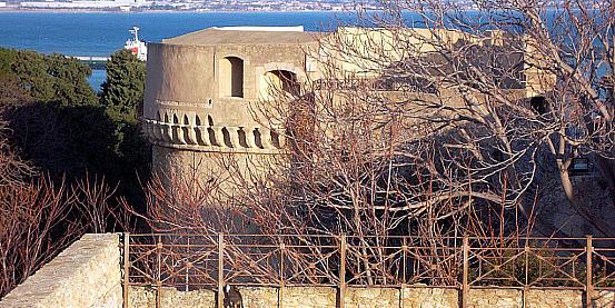 castello fortezza carlo v a crotone, eretta nel 1541 nella zona un tempo occupata dall’acropoli greca di costa calabra in bicicletta