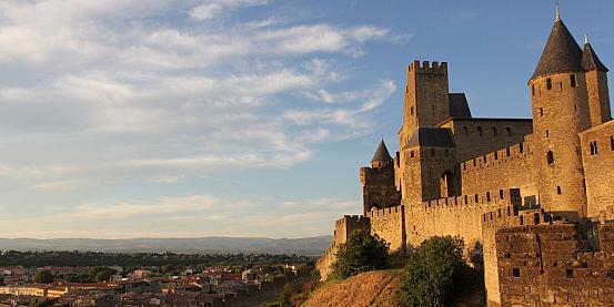 il tramonto sulle mura della città medievale di carcassonne