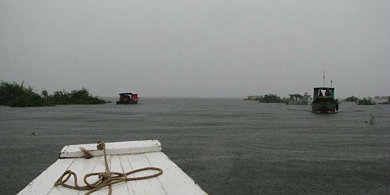 tempesta monsonica sul tonle sap ed io costretto a guidare il barcone mentre il barcaiolo da di stomaco oltre il parapetto!