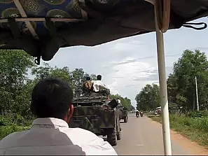 e dopo la tempesta monsonica scoppia la battaglia di preah vihear, e dove sono finito io? ...ovvio, tra i carri armati!