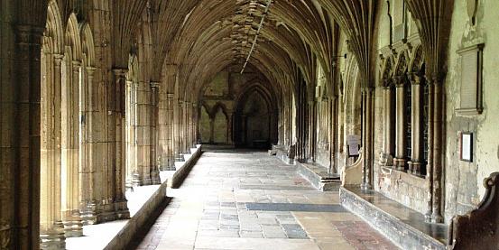 il chiostro della cattedrale di Canterbury