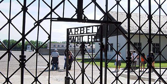 dachau: l'entrata al campo di concentramento