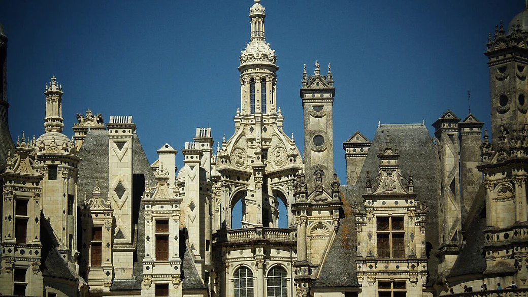 la capitale dell'eleganza francese parla italiano: l'antica casa dei re e lo zampino di leonardo da vinci