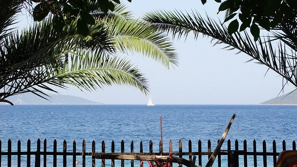 giro della grecia in moto: dalle meteore ad atene, al peloponneso, a cefalonia e lefkada.