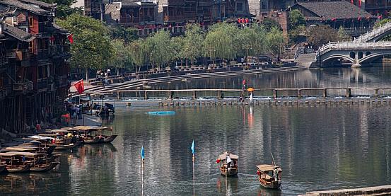 Fenghuang - la passerella di pietre sul fiume Tuò