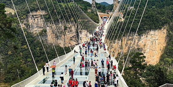 Il ponte di cristallo sullo Zhangjiajie Canyon