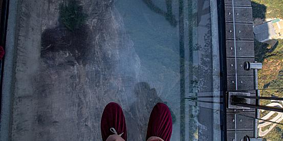 Brividi sulla passerella di vetro della TIanmen Mountain