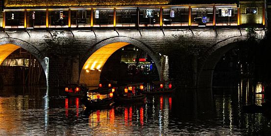 Fenghuang by night: lanterne rosse sul fiume Tuò